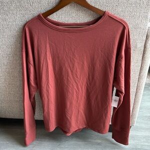 Old Navy active twist back top in rust. NWT